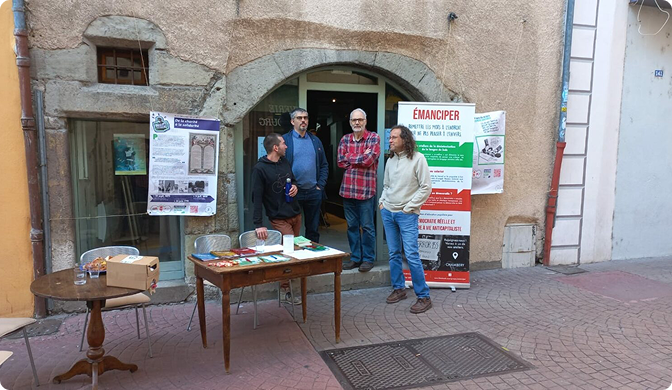 membres actifs devant le local